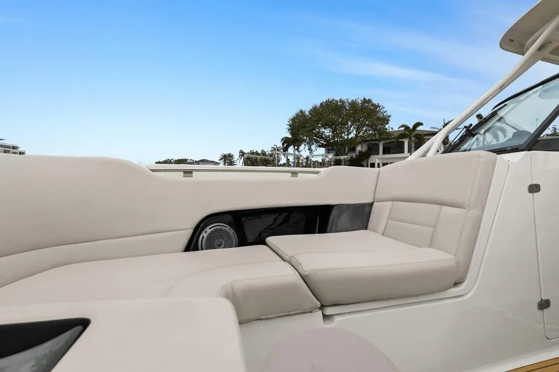 Slide: The Image of Boston Whaler 270 Vantage 2018 - 22