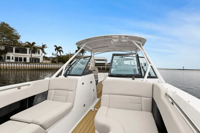 Slide: The Image of Boston Whaler 270 Vantage 2018 - 23