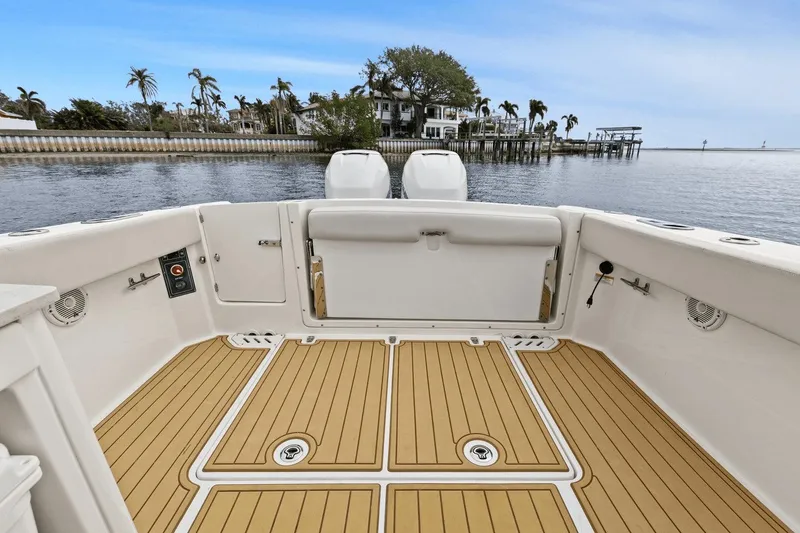 Slide: The Image of Boston Whaler 270 Vantage 2018 - 25
