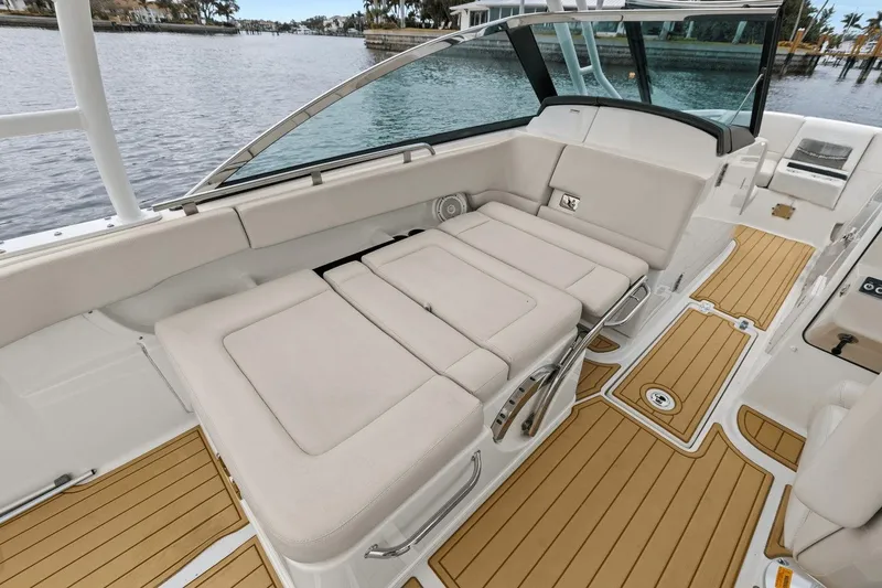 Slide: The Image of Boston Whaler 270 Vantage 2018 - 28