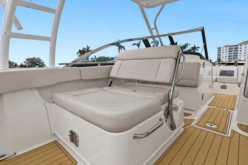Slide: The Image of Boston Whaler 270 Vantage 2018 - 29
