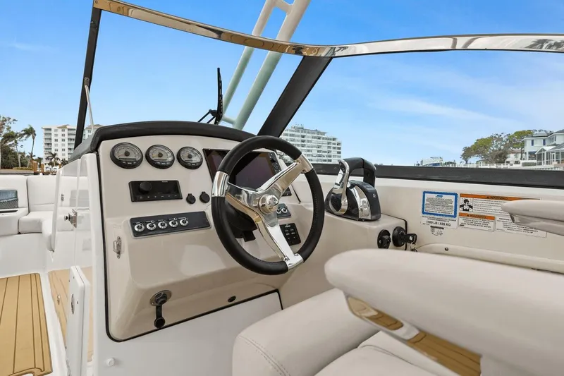 Slide: The Image of Boston Whaler 270 Vantage 2018 - 30