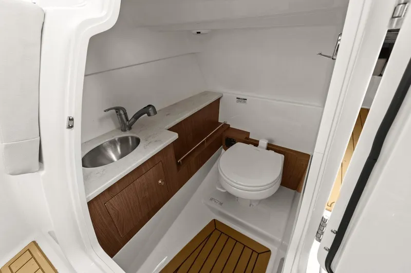 Slide: The Image of Boston Whaler 270 Vantage 2018 - 31
