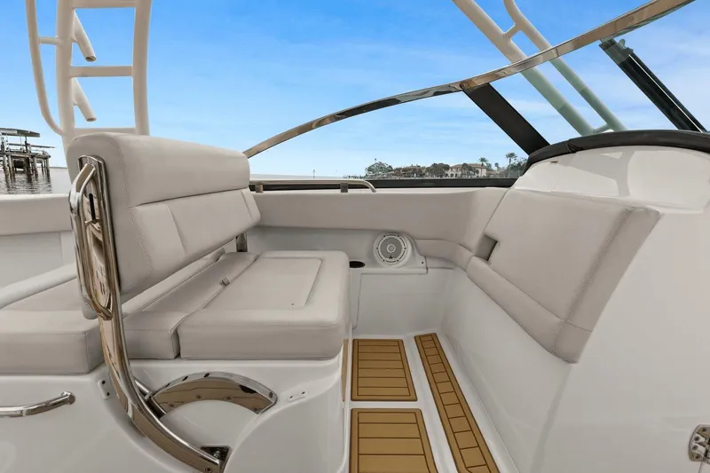Slide: The Image of Boston Whaler 270 Vantage 2018 - 32