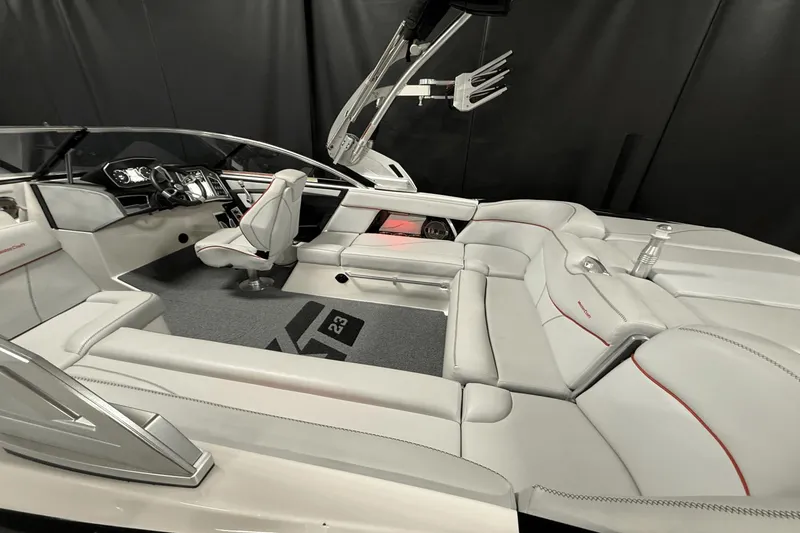 Slide: The Image of MasterCraft XT23 2019 - 10
