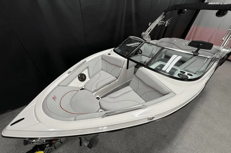 Slide: The Image of MasterCraft XT23 2019 - 14