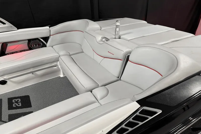 Slide: The Image of MasterCraft XT23 2019 - 9