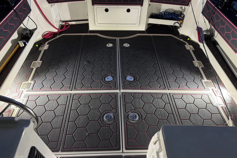 Slide: The Image of 2005 Ocean Sport Roamer 30 boat deck with hexagonal pattern flooring. - 20