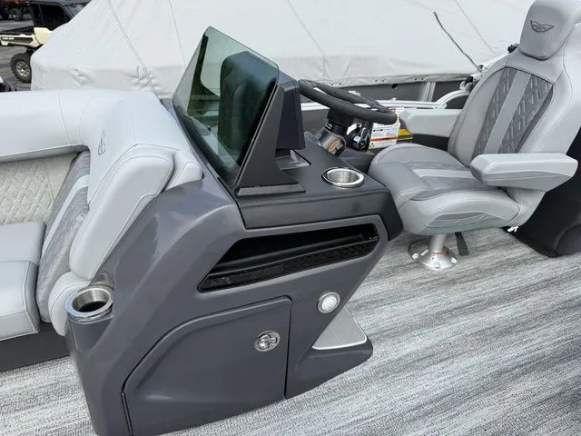 Slide: The Image of Bennington M Quad Bench 22 MFB Tritoon 2025 - 10