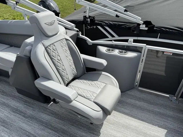 Slide: The Image of Bennington M Quad Bench 22 MFB Tritoon 2025 - 19