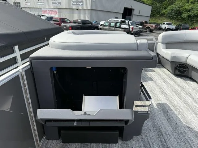 Slide: The Image of Bennington M Quad Bench 22 MFB Tritoon 2025 - 21