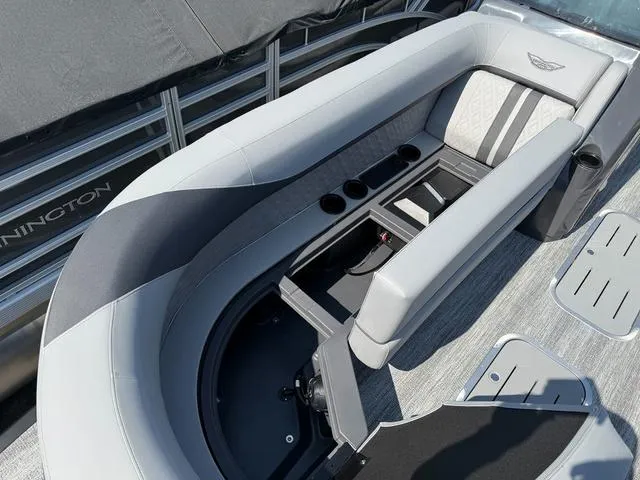 Slide: The Image of Bennington M Swingback 24 MSB Tritoon 2025 - 10