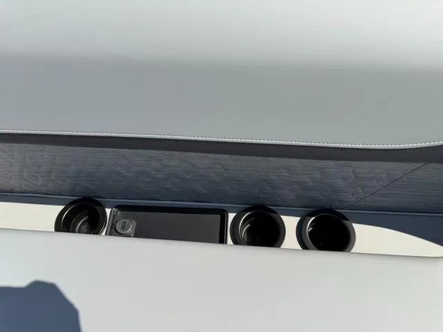 Slide: The Image of Bennington M Swingback 24 MSB Tritoon 2025 - 13