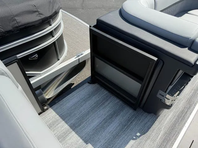 Slide: The Image of Bennington M Swingback 24 MSB Tritoon 2025 - 17