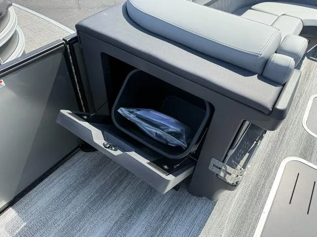 Slide: The Image of Bennington M Swingback 24 MSB Tritoon 2025 - 18