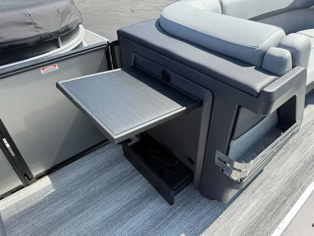 Slide: The Image of Bennington M Swingback 24 MSB Tritoon 2025 - 19