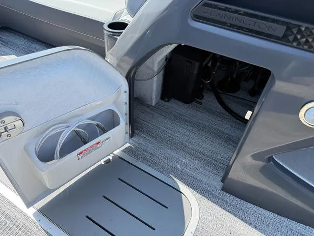 Slide: The Image of Bennington M Swingback 24 MSB Tritoon 2025 - 22