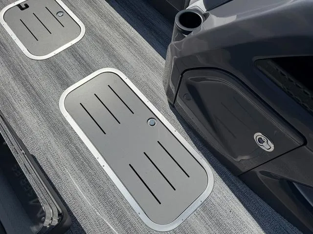 Slide: The Image of Bennington M Swingback 24 MSB Tritoon 2025 - 23