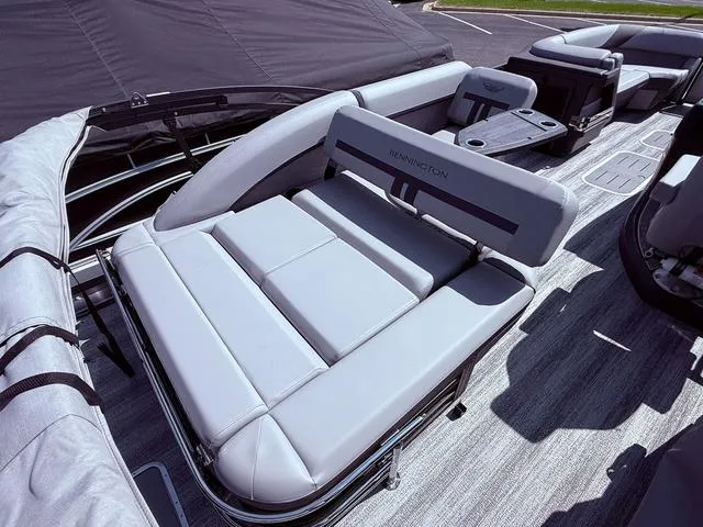 Slide: The Image of Bennington M Swingback 24 MSB Tritoon 2025 - 28