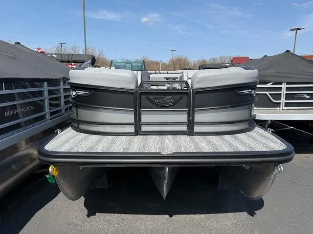 Slide: The Image of Bennington M Swingback 24 MSB Tritoon 2025 - 3