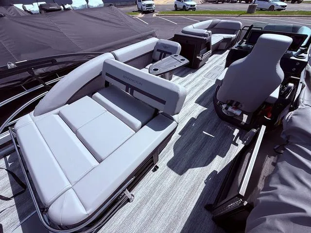 Slide: The Image of Bennington M Swingback 24 MSB Tritoon 2025 - 31