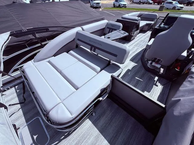 Slide: The Image of Bennington M Swingback 24 MSB Tritoon 2025 - 32