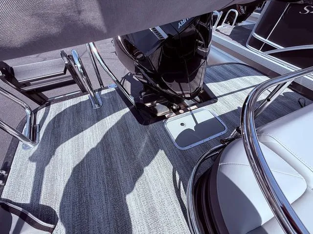 Slide: The Image of Bennington M Swingback 24 MSB Tritoon 2025 - 35