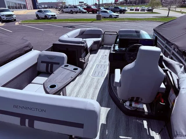 Slide: The Image of Bennington M Swingback 24 MSB Tritoon 2025 - 36