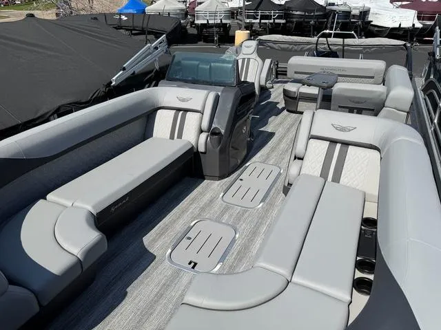 Slide: The Image of Bennington M Swingback 24 MSB Tritoon 2025 - 6