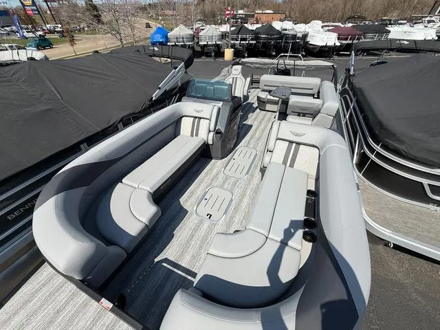 Slide: The Image of Bennington M Swingback 24 MSB Tritoon 2025 - 7