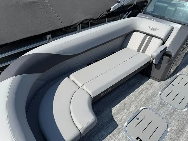 Slide: The Image of Bennington M Swingback 24 MSB Tritoon 2025 - 8