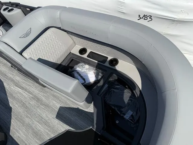 Slide: The Image of Bennington M Swingback 22 MSB Tritoon 2025 - 10