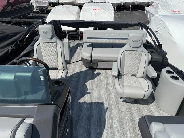 Slide: The Image of Bennington M Swingback 22 MSB Tritoon 2025 - 11