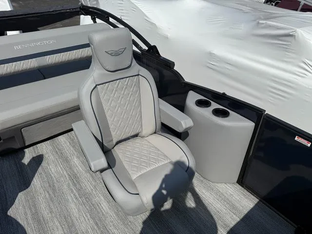 Slide: The Image of Bennington M Swingback 22 MSB Tritoon 2025 - 12