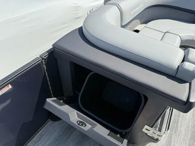 Slide: The Image of Bennington M Swingback 22 MSB Tritoon 2025 - 15