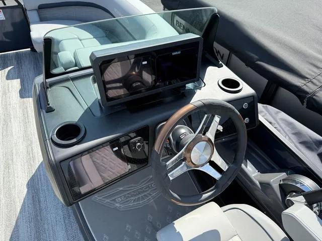 Slide: The Image of Bennington M Swingback 22 MSB Tritoon 2025 - 21