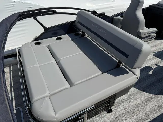 Slide: The Image of Bennington M Swingback 22 MSB Tritoon 2025 - 28