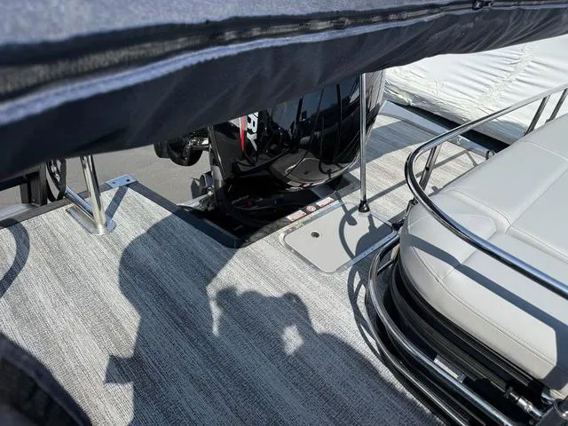 Slide: The Image of Bennington M Swingback 22 MSB Tritoon 2025 - 33