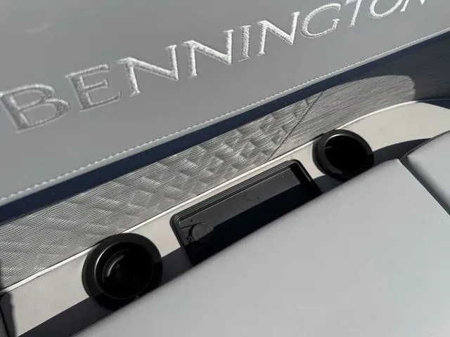 Slide: The Image of Bennington M Swingback 22 MSB Tritoon 2025 - 9