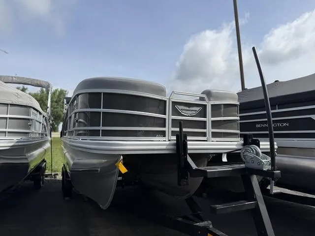 The Image of Bennington M Quad Bench 22 MFB Tritoon 2025 - 1