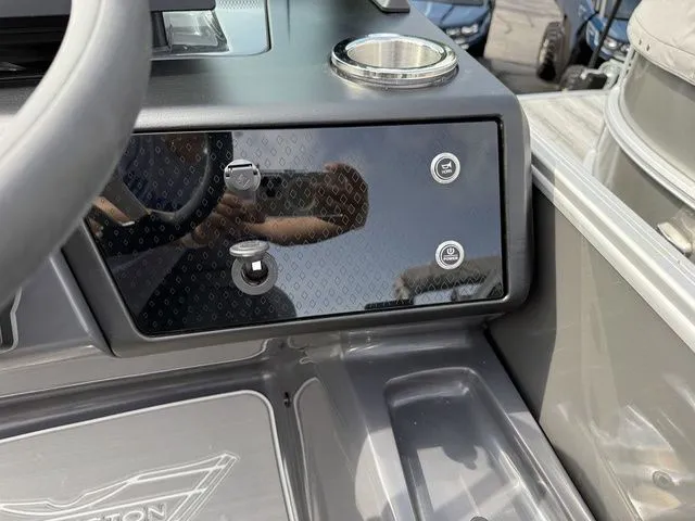 Slide: The Image of Bennington M Quad Bench 22 MFB Tritoon 2025 - 18