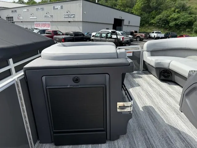 Slide: The Image of Bennington M Quad Bench 22 MFB Tritoon 2025 - 20