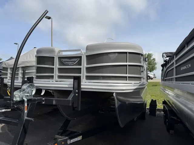 Slide: The Image of Bennington M Quad Bench 22 MFB Tritoon 2025 - 3