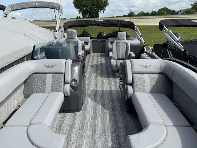 Slide: The Image of Bennington M Quad Bench 22 MFB Tritoon 2025 - 5