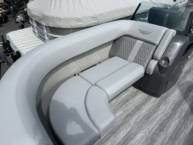 Slide: The Image of Bennington M Quad Bench 22 MFB Tritoon 2025 - 7