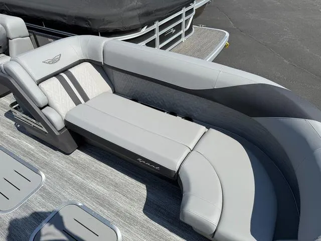 Slide: The Image of Bennington M Swingback 24 MSB Tritoon 2025 - 11