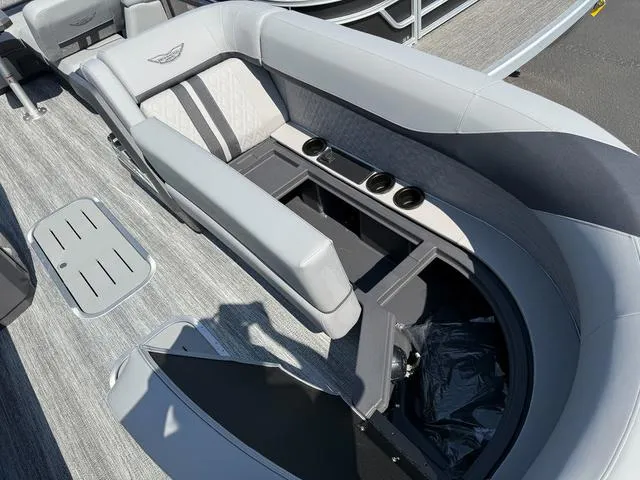 Slide: The Image of Bennington M Swingback 24 MSB Tritoon 2025 - 14