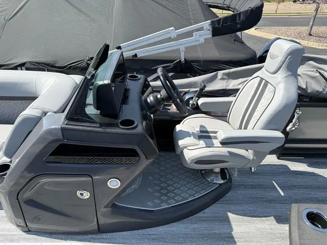 Slide: The Image of Bennington M Swingback 24 MSB Tritoon 2025 - 20