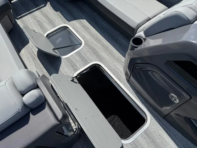 Slide: The Image of Bennington M Swingback 24 MSB Tritoon 2025 - 24