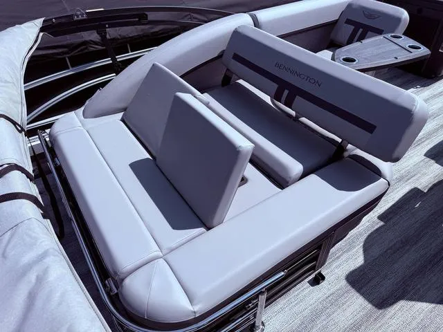 Slide: The Image of Bennington M Swingback 24 MSB Tritoon 2025 - 29